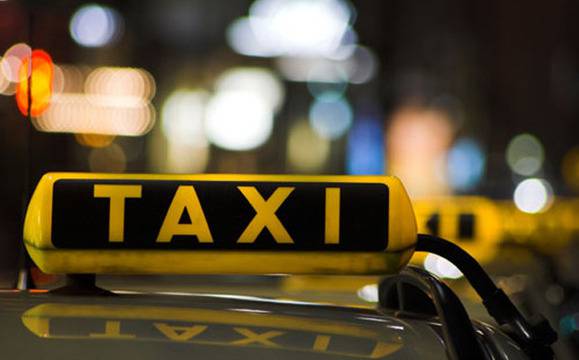 Двама младежи нападнаха и ограбиха таксиметров шофьор