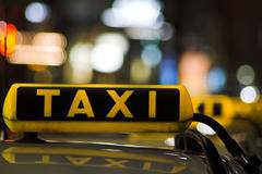 Двама младежи нападнаха и ограбиха таксиметров шофьор