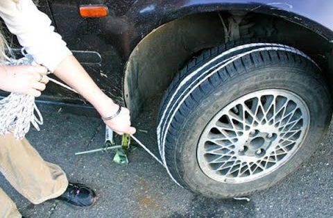 Как да запалим колата с помощта на въже и крик