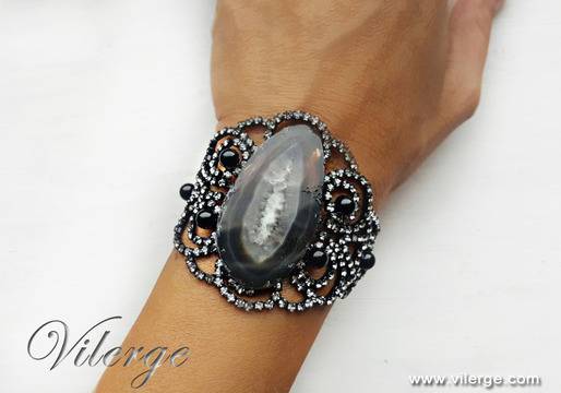 Модна колекция Зима 2017 стилни бижута с арт гривни за жени