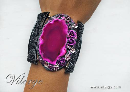 Стилна он-лайн бижутерия с естествени камъни и изискани жени