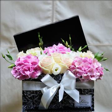 Луксозна кутия с рози хортензия и еустома