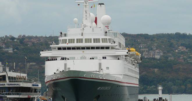 ПАСАЖЕРЪТ „BOUDICCA“ АКУСТИРА ДНЕС ВЪВ ВАРНА НОВИНИТЕ САМО В СНИМКИ-РАЗЛИЧНИТЕ НОВИНИ