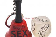 Забавен комплект от метален ключодържател – звънец и зарче с пози от кама сутра