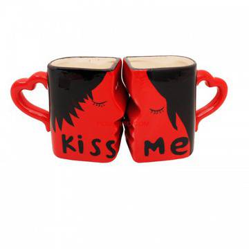 Целуващи се чаши с надпис