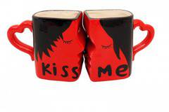 Целуващи се чаши с надпис