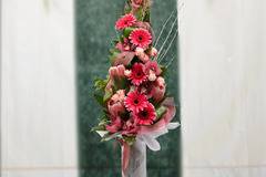 Висок букет с гербери, протеи, цимбидиум и рози