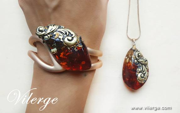 Стилен подарък за жени с изискани арт бижута от Кехлибар и сезон есен зима 2017