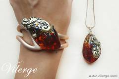 Стилен подарък за жени с изискани арт бижута от Кехлибар и сезон есен зима 2017