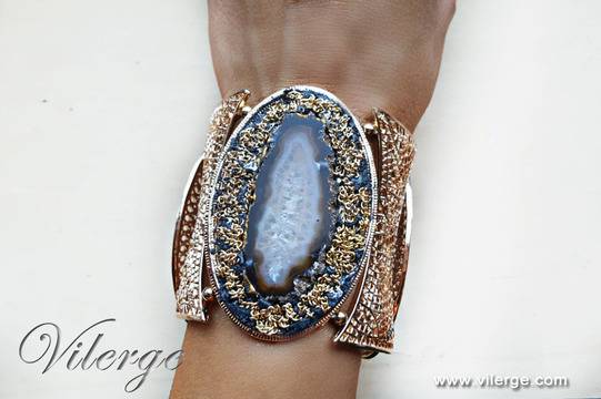 Модни тенденции за сезон Зима 2017 с винтидж гривни и дизайнерски бижута за жени