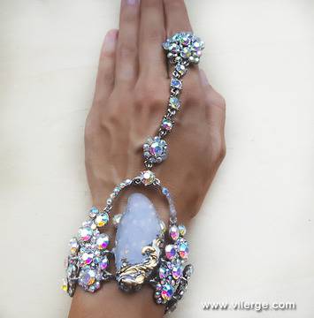 Модни тенденции в бижутата за пролет 2017 с арт гривни за стилни жени