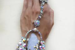 Модни тенденции в бижутата за пролет 2017 с арт гривни за стилни жени