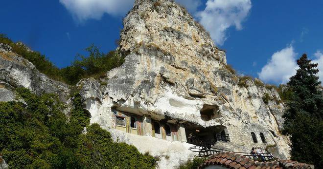 КРАСОТАТА НА СКАЛЕН МАНАСТИР „СВ. ДИМИТЪР БАСАРБОВСКИ“ НОВИНИТЕ САМО В СНИМКИ-РАЗЛИЧНИТЕ НОВИНИ
