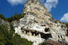 КРАСОТАТА НА СКАЛЕН МАНАСТИР „СВ. ДИМИТЪР БАСАРБОВСКИ“ НОВИНИТЕ САМО В СНИМКИ-РАЗЛИЧНИТЕ НОВИНИ