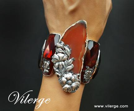 Модна тенденция за сезон пролет 2017 с арт бижута за балове и абитуриенти