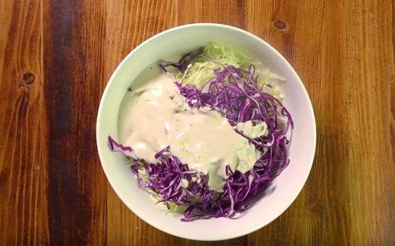 Салата от зеле със сметанов дресинг