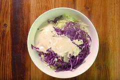 Салата от зеле със сметанов дресинг