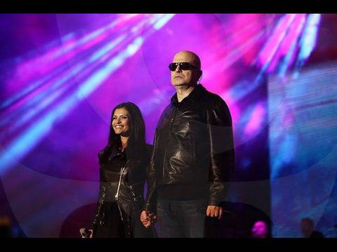 СЛАВИ ТРИФОНОВ И ПРЕСЛАВА ИЗПЪЛНИХА ЗАЕДНО „НАЗАД, НАЗАД, МОМЕ КАЛИНО“