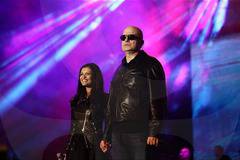 СЛАВИ ТРИФОНОВ И ПРЕСЛАВА ИЗПЪЛНИХА ЗАЕДНО „НАЗАД, НАЗАД, МОМЕ КАЛИНО“