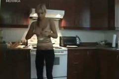 Той постави скрита камера в кухнята, за да снима приятелката си! Най-грешното нещо! (ВИДЕО)