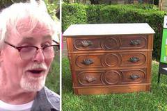 Той купи тази старинна ракла на разпродажба за без пари, но това, което откри вътре… (видео)