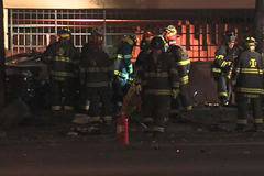 Автомобил на Tesla Motors (Tesla Model S) ударил се челно в дърво, се е взривил