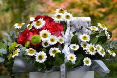 Аранжировки с цветя – Цветни Аранжировки – Аранжировка с рози и хризантеми в кутия – Безплатна Доставка Цветя в…