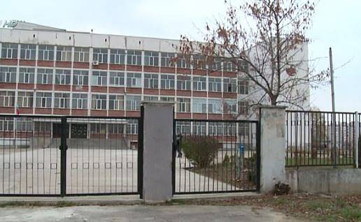 Мъж нахлу в столично училище и заплаши да се самозапали