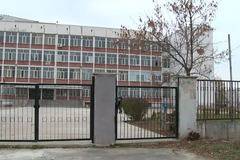 Мъж нахлу в столично училище и заплаши да се самозапали