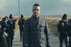 ROBBIE WILLLIAMS С НОВАТА СИ ПЕСЕН „LOVE MY LIFE“ ПОПФОЛКЛОР-МУЗИКА ЗА ВСЕКИ