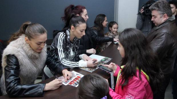 Златните момичета раздадоха автографи на феновете