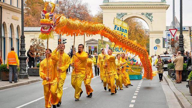 Парад на Фалун Гонг печели силна подкрепа в Мюнхен