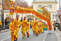 Парад на Фалун Гонг печели силна подкрепа в Мюнхен