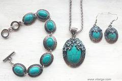 Романтичен подарък с луксозни бижута за 8 март и празника на жените