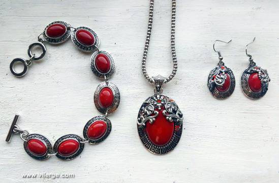 Дизайнерски бижута за празника на жени 8март и луксозни подаръци с романтика