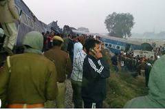 Над 90 загинали и 150 ранени при дерайлиране на влак в Индия