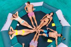 Тенисистки по оскъдно облекло се въртят около Гришо на Некер