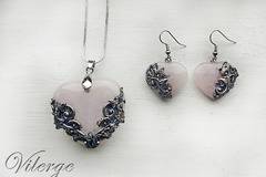 Модерна серия луксозни бижута за празника на жените Осми Март с подаръци