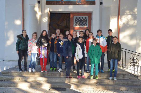 В храм „Свето Благовещение” ученици от ОУ „Н. Парапунов” разказваха притчи в Деня на християнското семейство