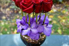 Аранжировки с цветя – Цветни Аранжировки – Аранжировка с червени рози и орхидея Ванда – Безплатна Доставка Цветя в…