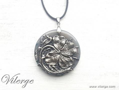 За празника на жената 2017 с 8 идеи за луксозен подарък с винтидж колиета за 8-ми март