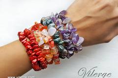 Дизайнеска серия витидж гривни с естествен камък за сезон пролет-лято 2017