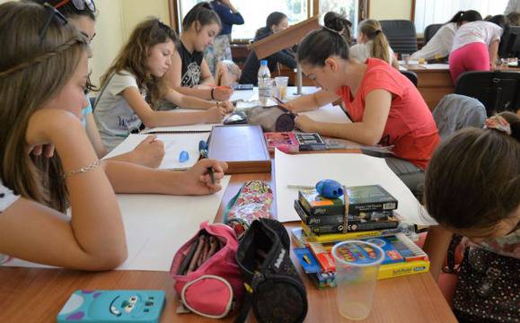 Откриват изложба на рисунки на ученици от ОУ „Васил Априлов“ в Съдебната палата