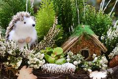 Аранжировки с цветя и саксийни растения – Зимни и коледни аранжировки – Зимна аранжировка с кипарис – Коледна…