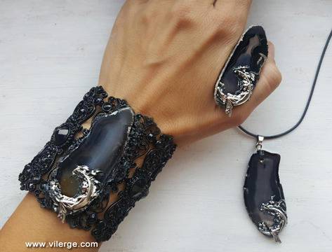 8 изненади с луксозен подарък с бижута за стилни жени и празника Осми март