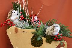 Аранжировки с цветя и саксийни растения – Зимни и коледни аранжировки – Коледна аранжировка таралежи в дървена шейна -…