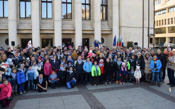Имениците получават никулденската снимка на пл. „Св. Св. Кирил и Методий“