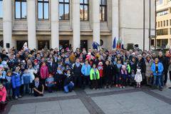 Имениците получават никулденската снимка на пл. „Св. Св. Кирил и Методий“