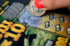 Да бъдеш роб на системата: Истината за картончетата които търкаме