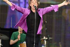 МИК ДЖАГЪР СТАНА БАЩА НА 73 ГОДИНИ ИСТИНСКИТЕ ЖЪЛТИ НОВИНИ